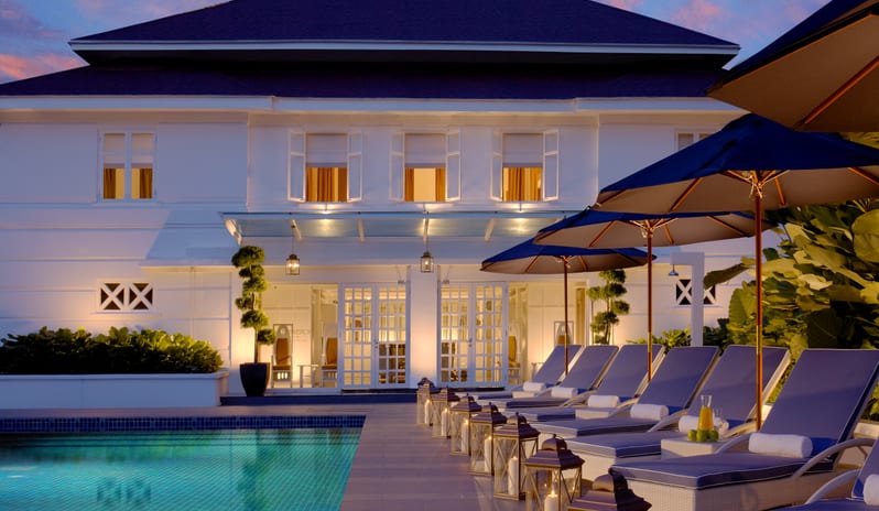 The Majestic Hotel Kuala Lumpur-The Majecstic Spa pool with sun loungers